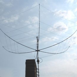 dx engineering hexx beam antenna mounted on a chimney