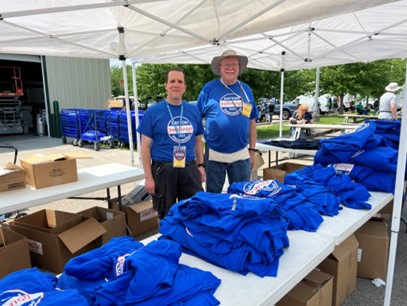 Volunteers handing out t-shirts at Dayton Hamvention