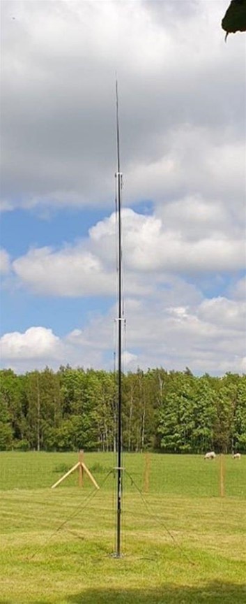 compact vertical hf ham radio antenna in a field