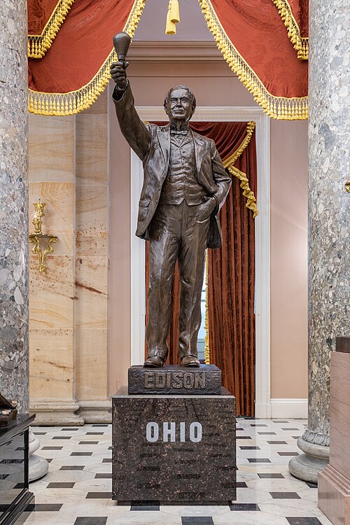 statue of Thomas Edison