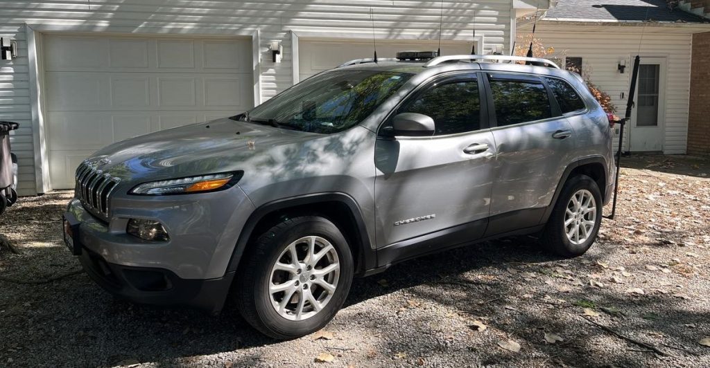 Jeep Cherokee with ham radio antenna on bumper