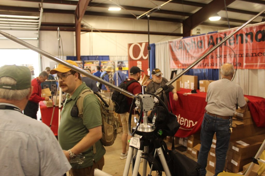 CLOSE UP OF A DIPOLE ANTENNA CENTER SECTION